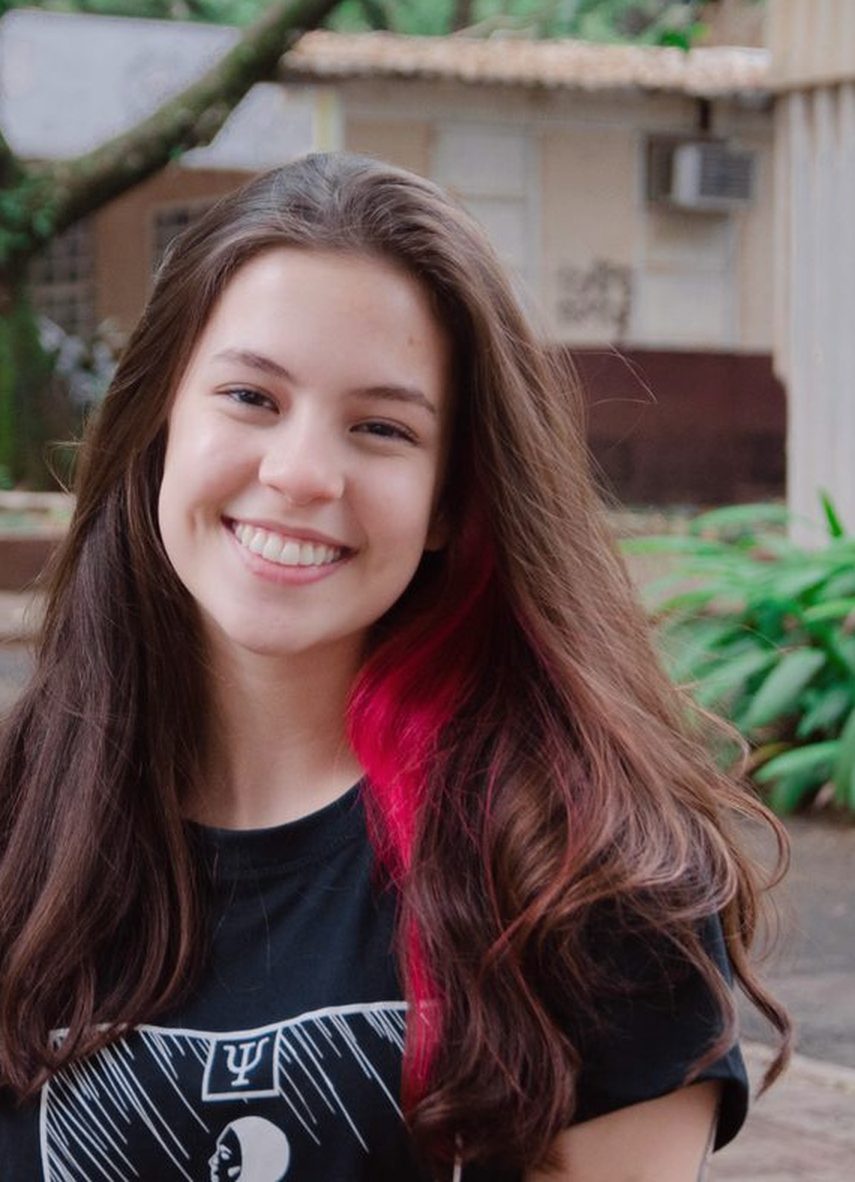 Retrato de la festejada sonriendo, con el cabello largo suelto